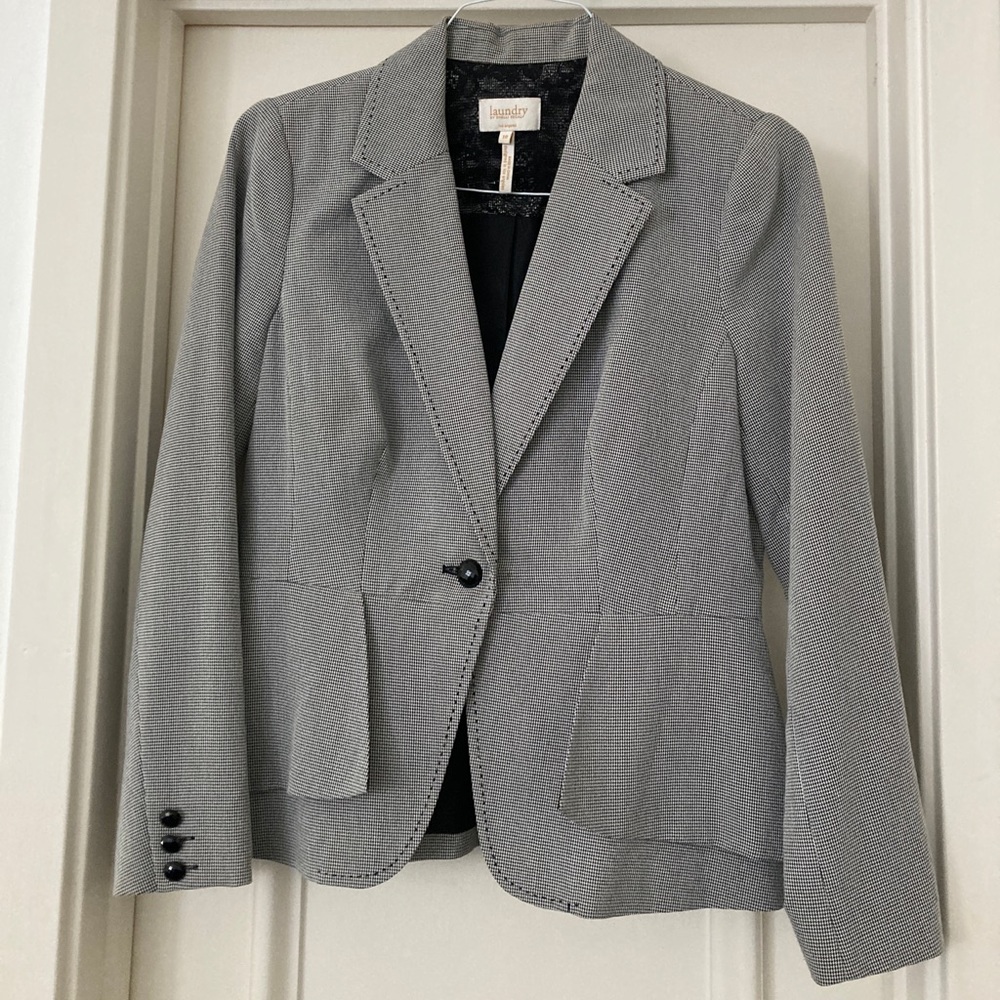 Blazer with beautiful detailing!